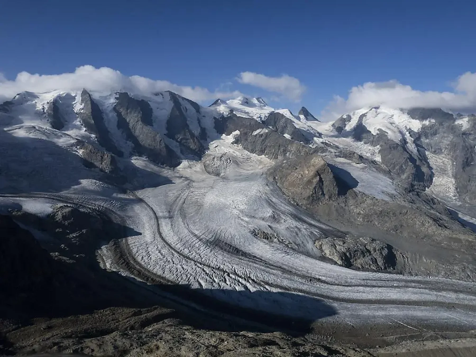Morteratsch e il suo ghiacciaio: Dove il Tempo si Congela in un Abbraccio Glaciale